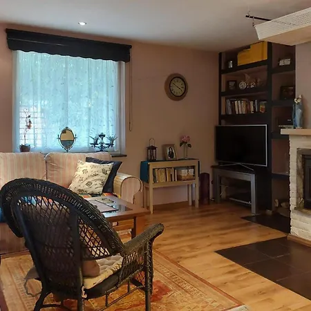 4 Bedroom Stunning In Сasa de vacaciones Mogiel